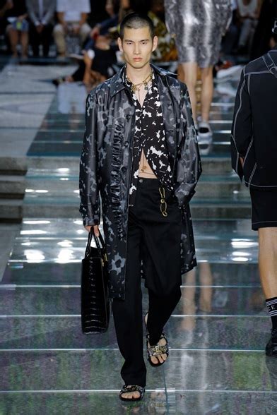 sfilata versace uomo pe 2019|Versace Men's Spring 2019 .